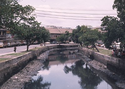 Bangkok blev en gang kaldt østens Venedig pga. sine mange kanaler. Men først blev de forurenet, senere fyldt op, og endelig blev der bygget veje hen over dem